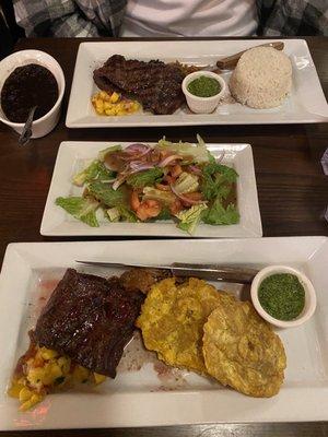 Churrasco, uno con tostones otro con arroz y frijoles el chimichurri  100%