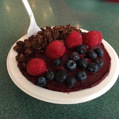 Açaí blueberry bowl with chocolate granola