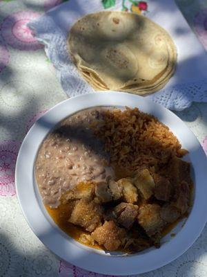 Guiso de chicharrón en salsa verde