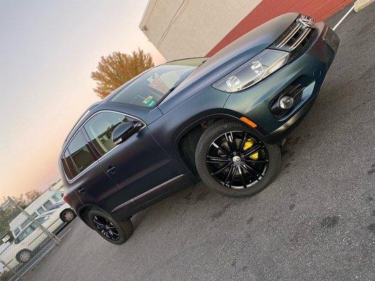 Forest green wrap with gloss black rims and yellow calipers.