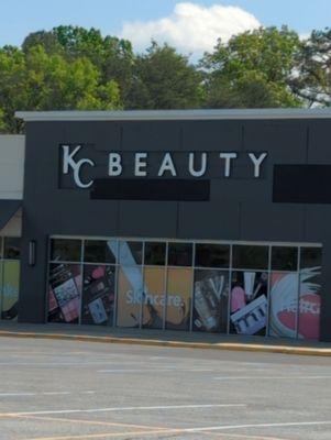 I've gone to many beauty supply stores in my life. KC Beauty in Laurel MD is by far the best. Employees are super helpful!!