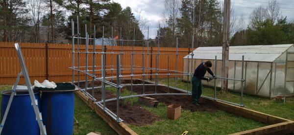 Assembly of a metal frame for a greenhouse