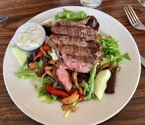 Salad with medium-rare steak