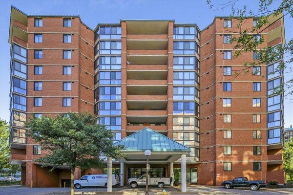 Condo sold $11k over asking with 5 offers in a weekend