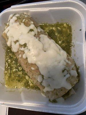 Burrito de pollo loco en salsa verde