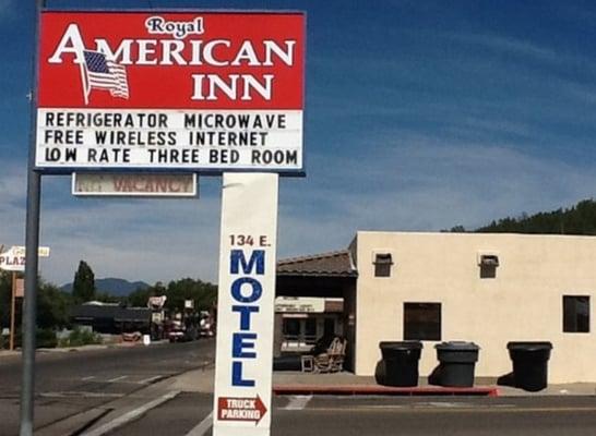 Royal American  Inn - Entrance Sign