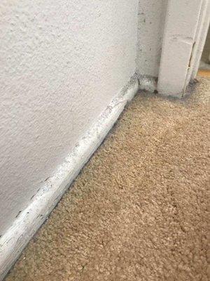 Baseboard Sucio