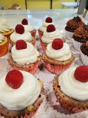 White Chocolate Raspberry Cupcakes