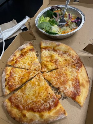 Super delicious Cheese Pizza, fantastic Israeli Salad, the staff was welcoming. Overall I had a pleasurable experience.