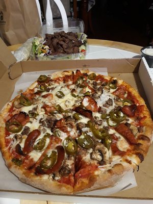 5-topping 14" pizza with onions, jalapeños, mushrooms, hamburger and linguica. Best pizza ever!