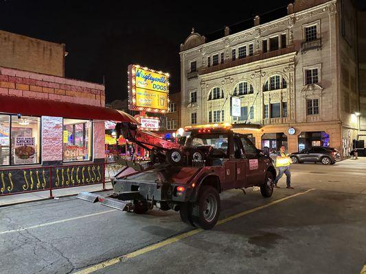 Tow truck in wriggleyville