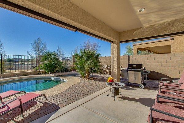 I love the pool and spa with view fencing! Nice view of the mountains!