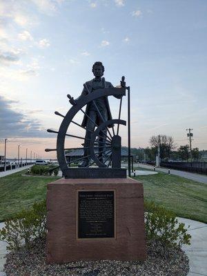 Mark Twain Steamboat Pilot Statue, Hannibal