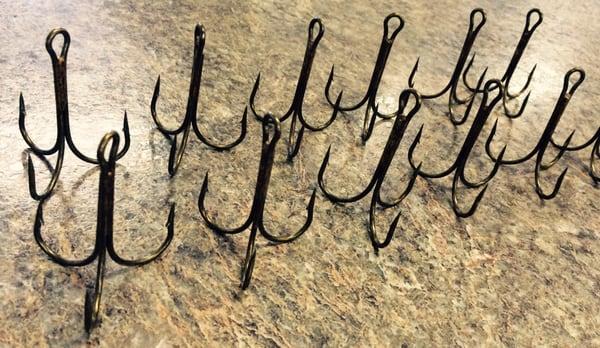 Large treble hooks for snagging