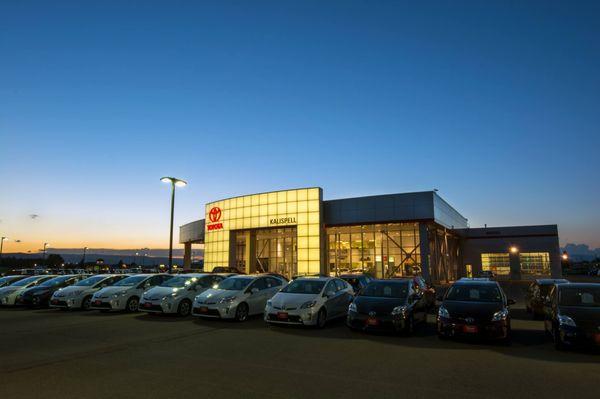 Storefront image of Kalispell Toyota with cars lined in front.