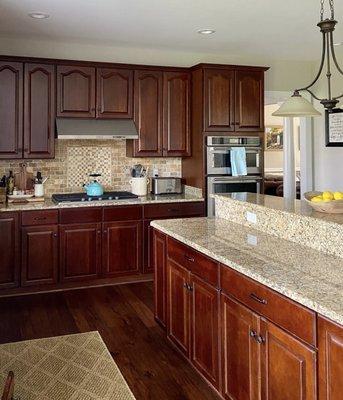 We love to cook our favorite dishes in a clean kitchen, who wouldn't love to have a clean space looking like this?