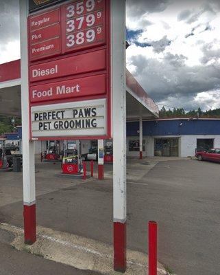 Old photo, "Perfect Paws" hasn't been in the attached strip mall for years.