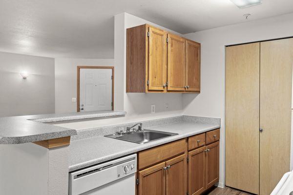 1 Bed / 1 Bath Standard - 733 sq ft