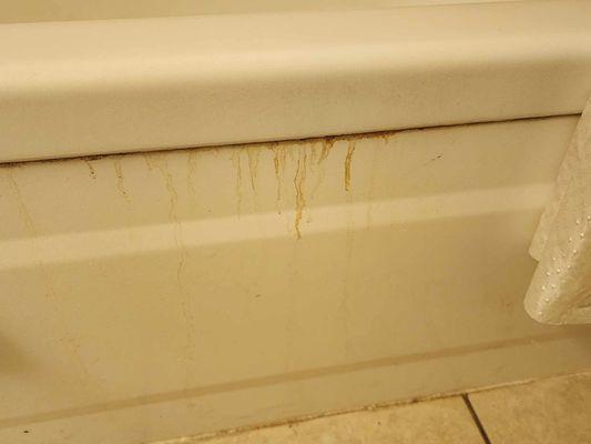 Disgusting drip marks on side of tub