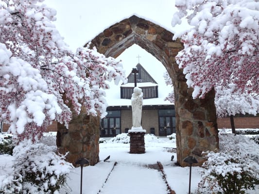 Snowy morning to begin Monday of Holy Week