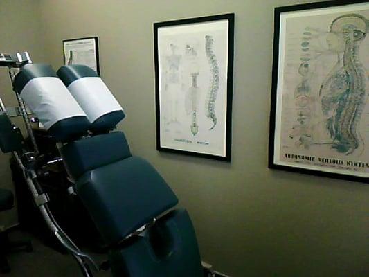 Treatment room with Hylo table.