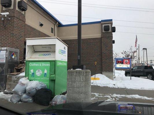 Steady amount of people using the Car Wash off to the Right side. There's a Donation Drop Off in Front too!