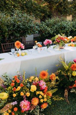 Head table decor (repurposed from ceremony)
 
 Photo by: Trevor and Elisebeth (@trevorandelisebeth)