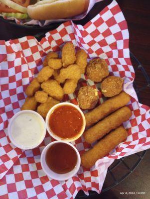 Sampler Trio (mozzarella sticks, corn nuggets and pretzel bites. Ranch, marinara and honey.)