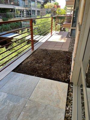 Neighbors balcony in Optima no plants