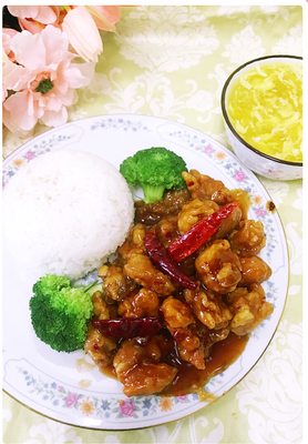 Lunch combo: General Tso's chicken / white rice / egg drop soup