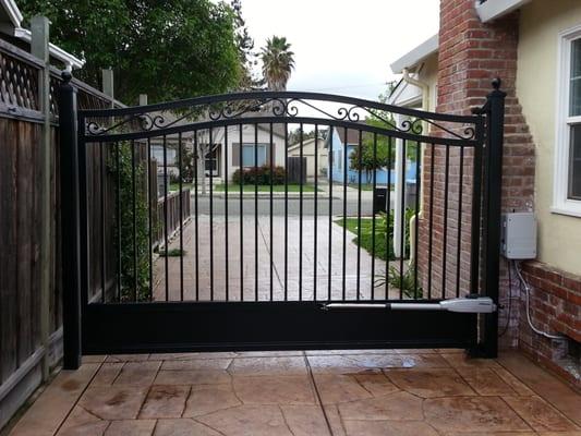 Single swing gate with motor operation