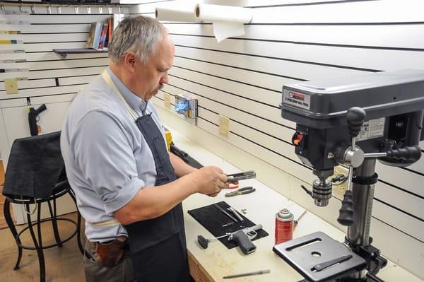 Gunsmith and gun shop in Memphis. Cash loans, guns and ammunition, and pawn shop.