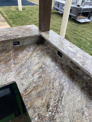 Seam in outdoor kitchen with raised bar and backsplash