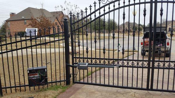 Apollo solar swing gate in Southlake