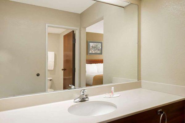 Guest room bath