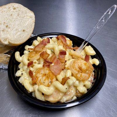 24oz Shrimp Mac & Cheese with French Bread