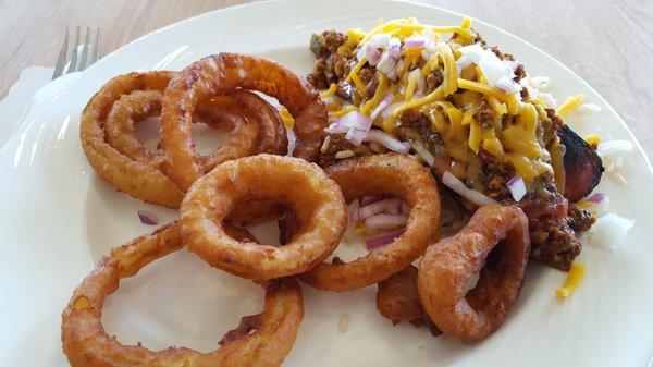 Chili with rice and onion rings