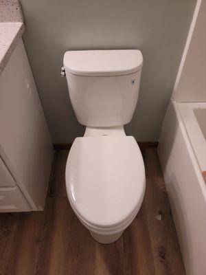 Our most popular American Standard right height toilet.
This one has the optional soft close plastic seat.