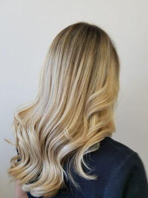 Blonde Balayage on dark brown hair
Shadow roots