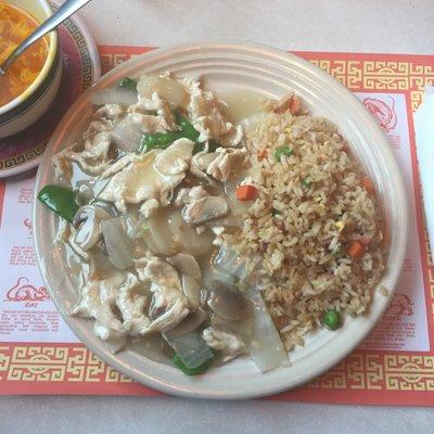 Moo Goo Gai Pan Lunch Plate...  Now that's a whole lotta food for under 6 bucks!! Soup included!