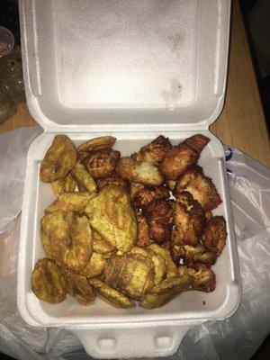 This is a large order of chicharrón de pollo con tostones