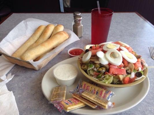 Super Salad & 4 full breadsticks!