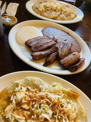 Pupusas y platano frito con frijoles