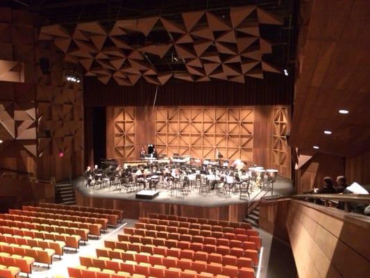 Tuning up before the concert - the audience just likes the balcony so far!