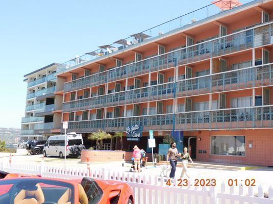 Many of the hotels of La Jolla of the low class get pushed towards the beach .