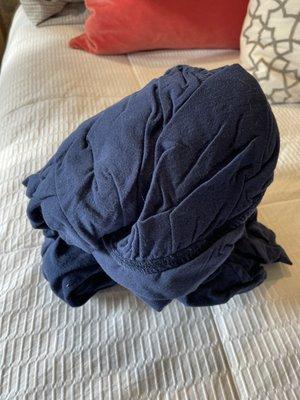 Folding fitted sheet