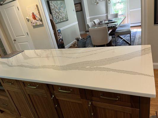 Bring Back the Shine of Your Quartz Countertops!  Our professional cleaning service is here to restore their elegance.