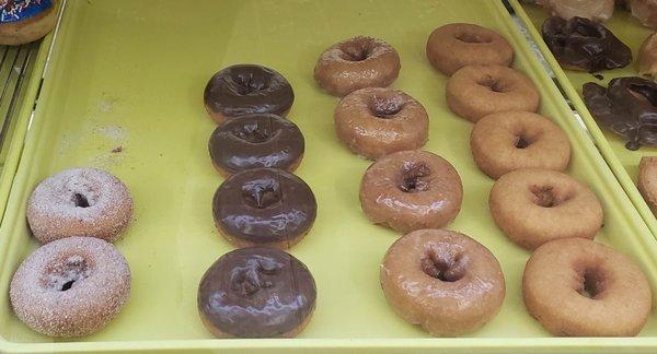 Cake Donuts
(cinnamon sugar)
(chocolate iced)
(glazed)
(plain)