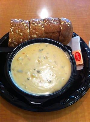 Cheese and broccoli soup with wheat bread