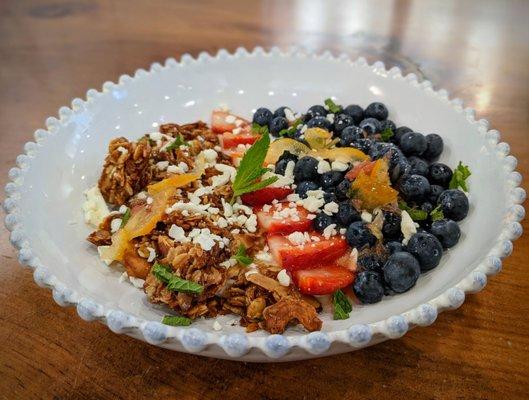 Summer berry bowl: strawberry, blueberry, yuzu dressing, Greek yogurt, mint and loving the mixed nuts granola ^_^